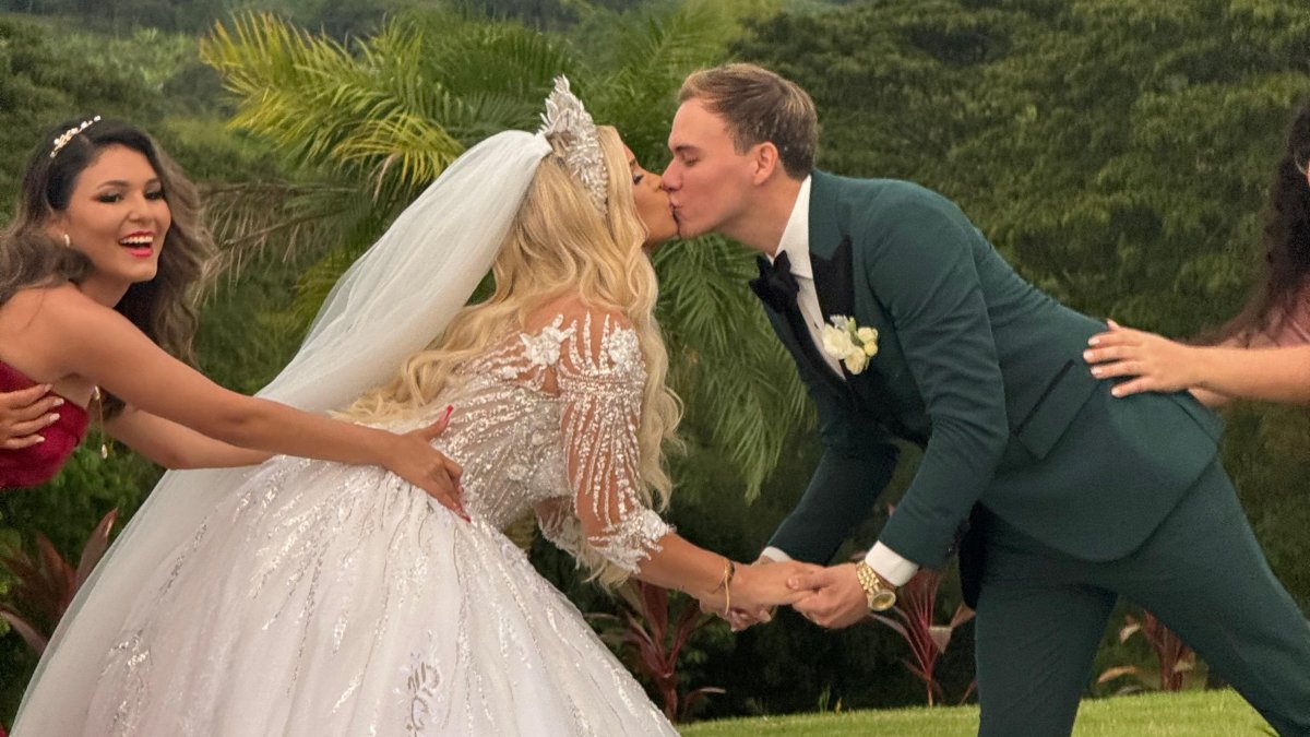 Mafer con su esposo.