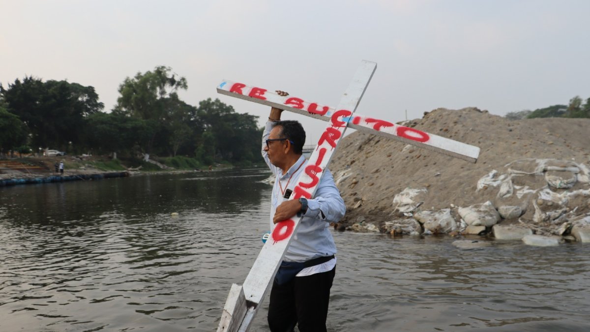 Migrantes representan el 'Viacrucis migrante' este domingo en el paso del Coyote, principal acceso de para entrar a México, en Ciudad Hidalgo, estado de Chiapas (México).