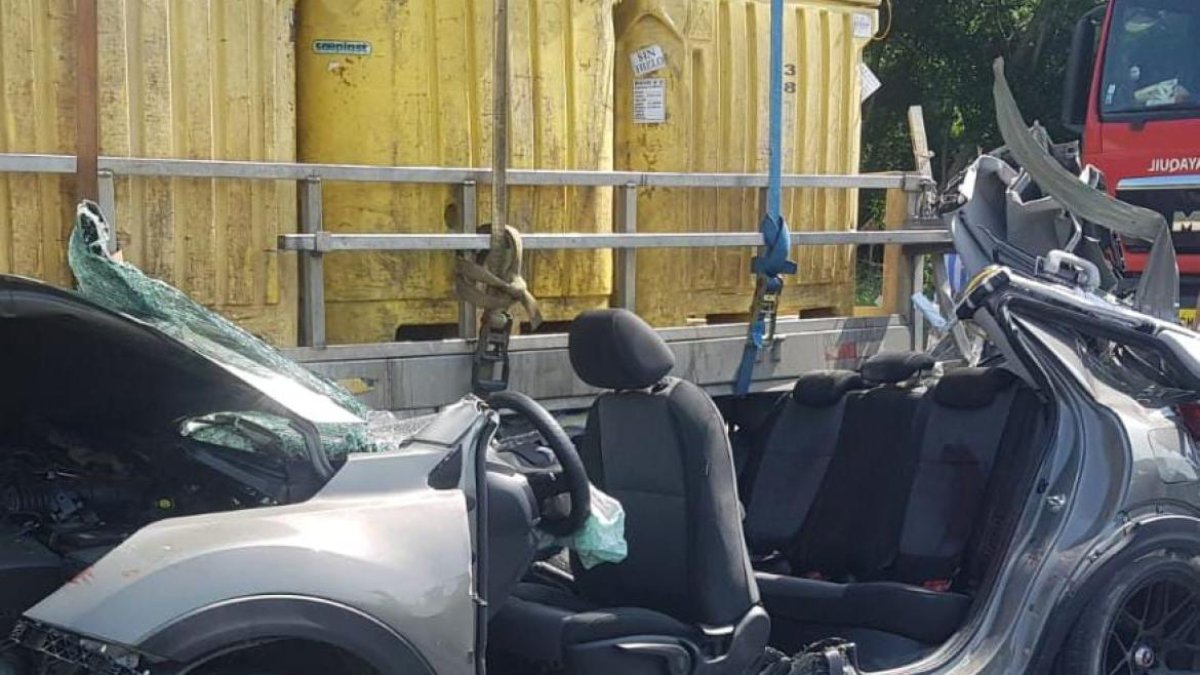 Por la fuerza del impacto el auto quedó con fuertes daños en su carroceria.