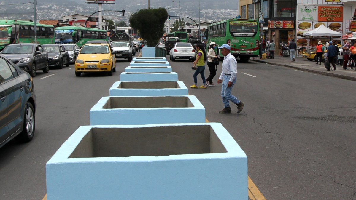 En estos maceteros se va a colocar arbolado. Los vecinos consideran que se reducirá la visibilidad de los transeúntes y el libre tránsito.