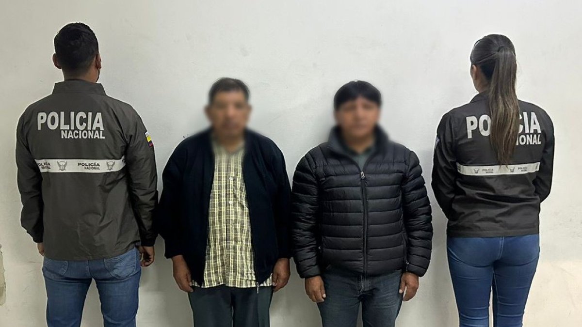 A dos detenidos se les decomisó cuatro teléfonos móviles.