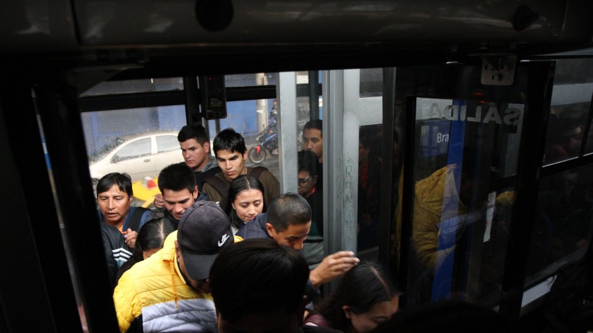 Largas filas se forman para tomar las unidades. Usuarios indican que no hay suficientes buses para acomodar a la amplia demanda.