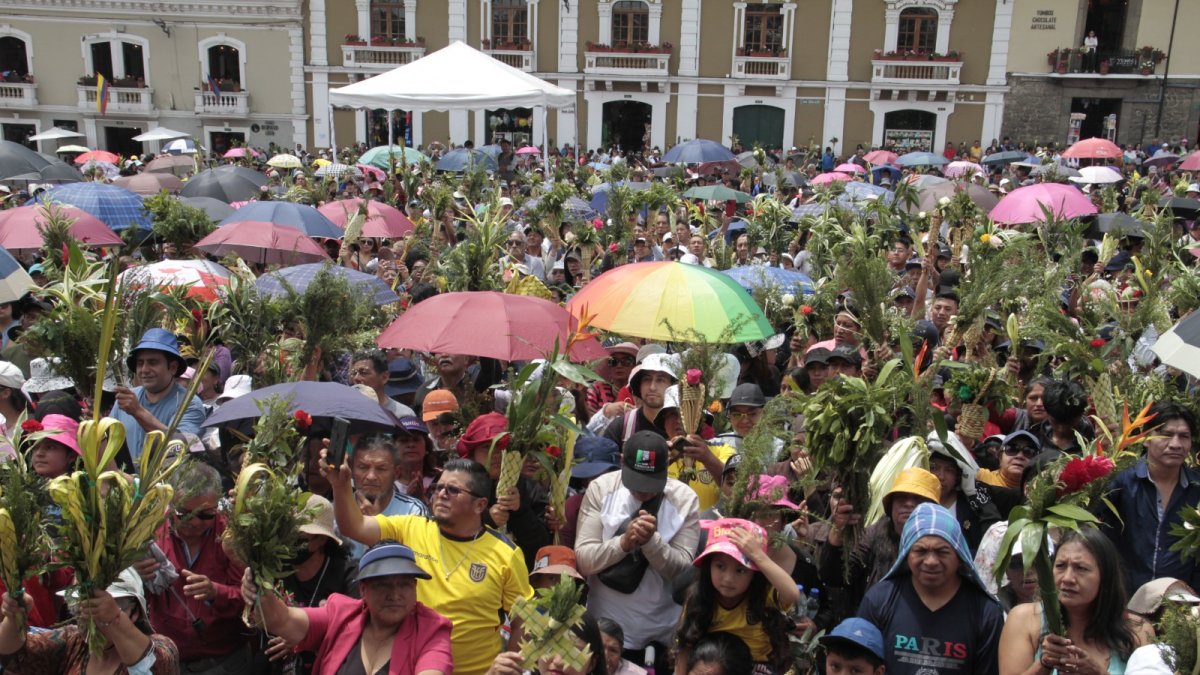 Bendición. Fieles acudieron a la procesión de Domingo de Ramos.