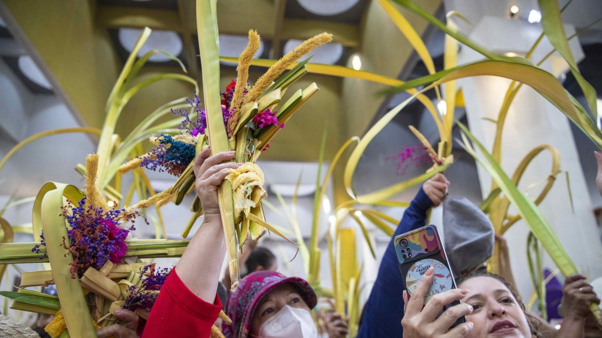 Feligreses participan en la misa del Domingo de Ramos, en el inicio de las festividades religiosas de Semana Santa, en Managua (Nicaragua)