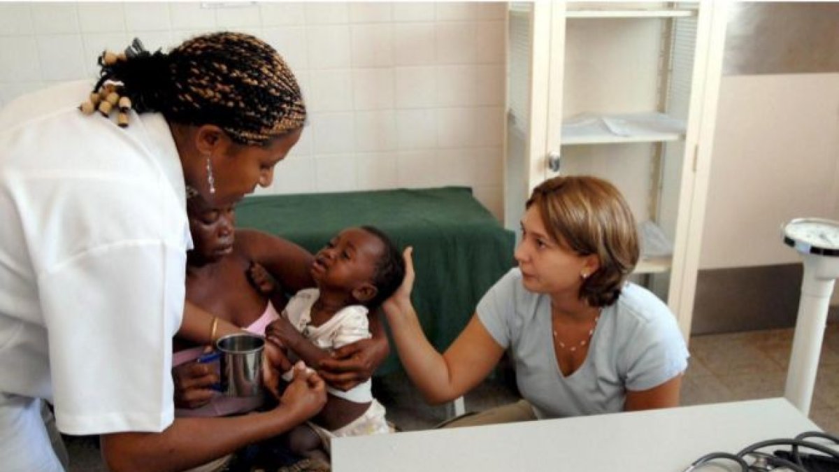 Imagen referencial. Enfermeras colocando vacunas a menores.