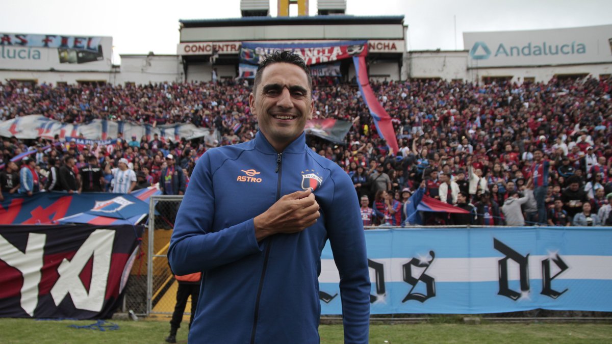 El técnico Martín Mandra recibió la ovación de los hinchas de Deportivo Quito.