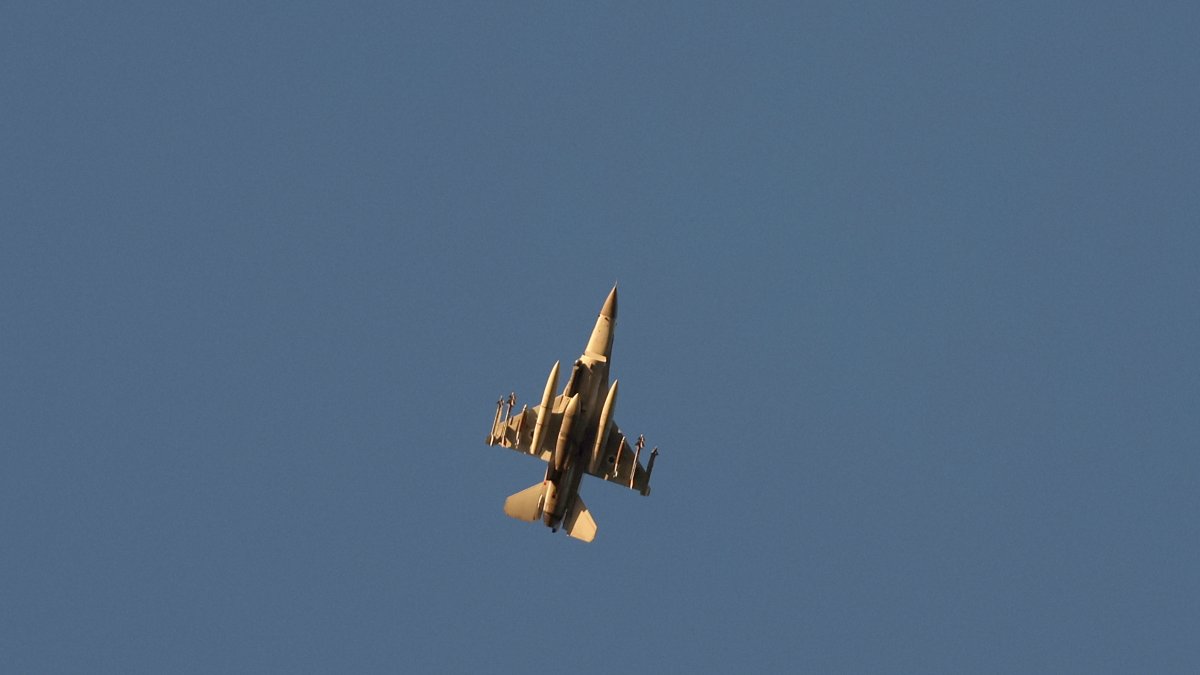 Imagen referencial. Un jet que sobrevuela la frontera con Líbano.