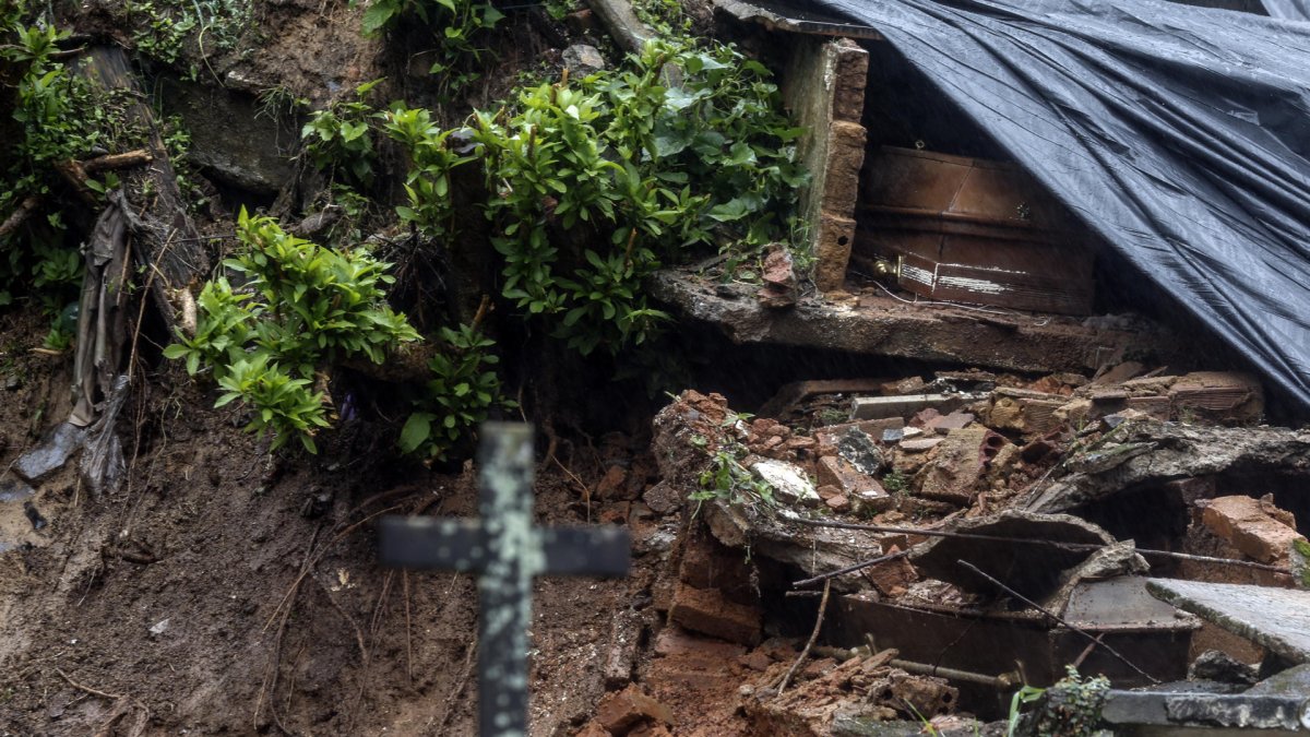 Afectaciones en un cementerio causadas por las fuertes lluvias, en Petrópolis, Río de Janeiro (Brasil).