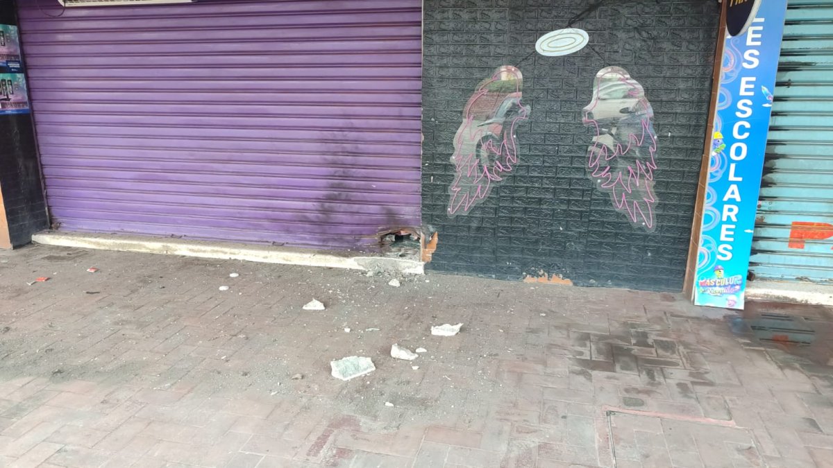 La puerta del local sufrió daños.