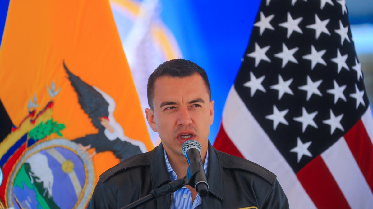 El presidente de Ecuador, Daniel Noboa, pronuncia un discurso durante la ceremonia de recepción de un avión Hércules C-130