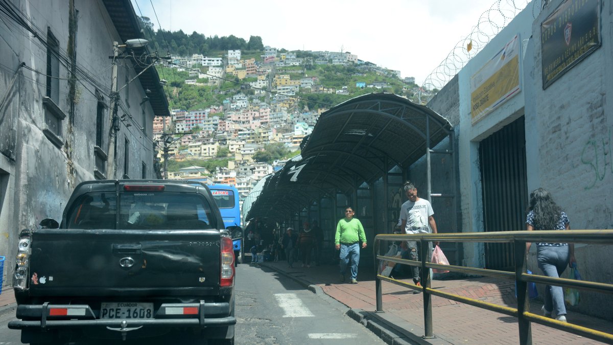 Quito es una de las ciudades donde rige el toque de queda.