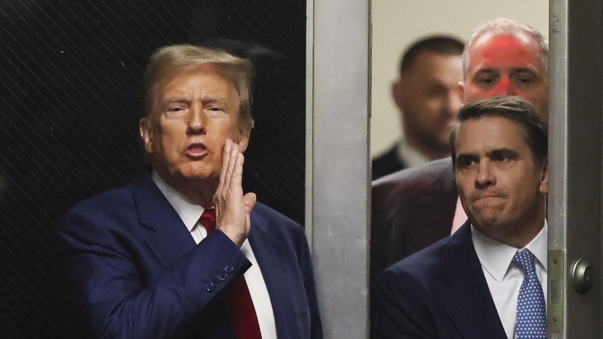 El expresidente Donald Trump levanta el puño tras salir de un tribunal de apelaciones que autorizó al magnate a pagar una fianza menor de la establecida en un principio en un caso de fraude civil.