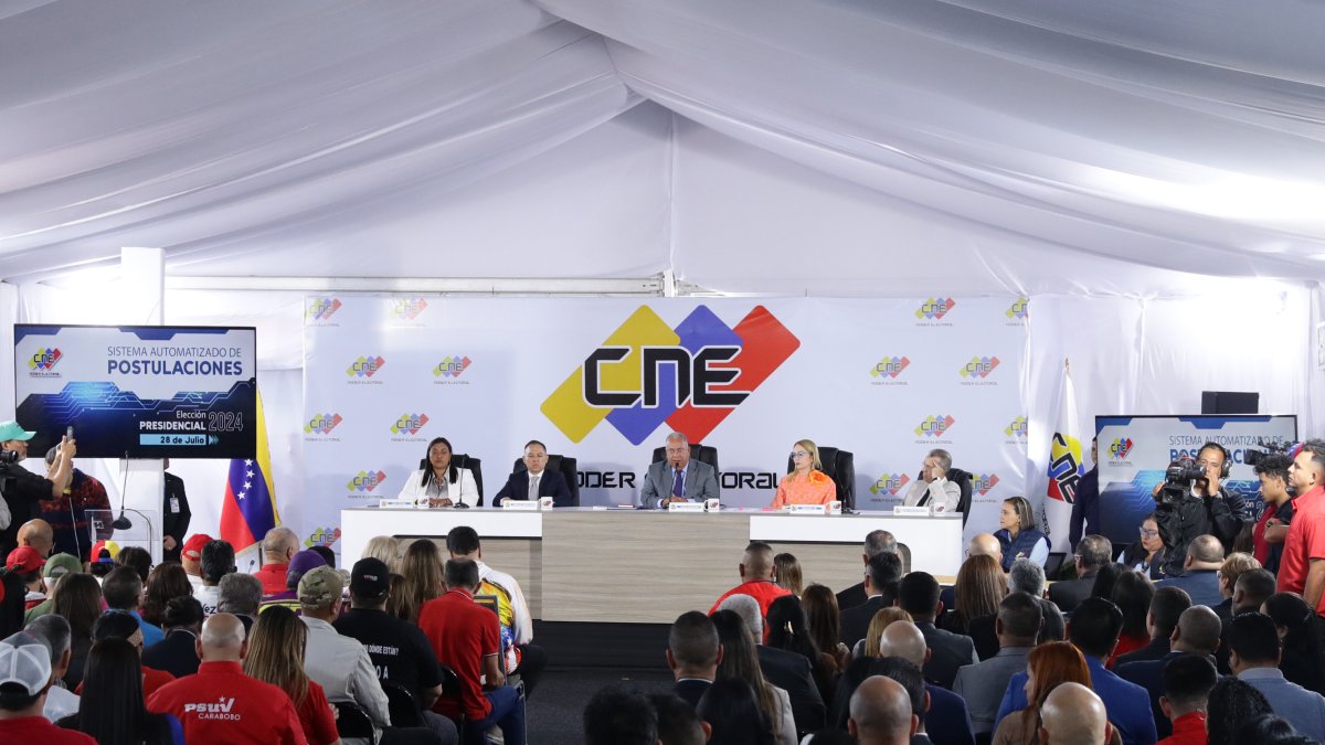 Los miembros del Consejo Nacional Electoral (CNE), participan en el último día de inscripciones de los candidatos para las elecciones de julio, este lunes 25 de marzo de 2024, en Caracas.