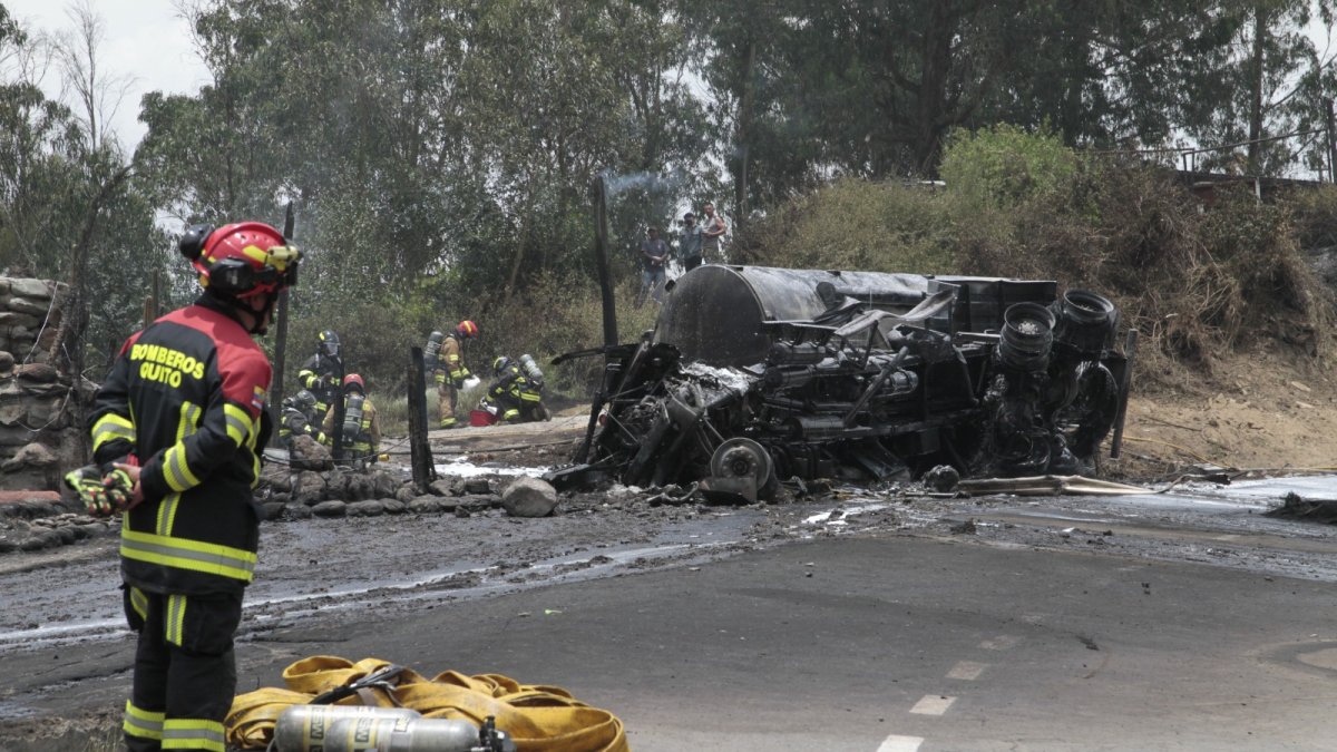 La vía fue limpiada con arena, tras el percance vial