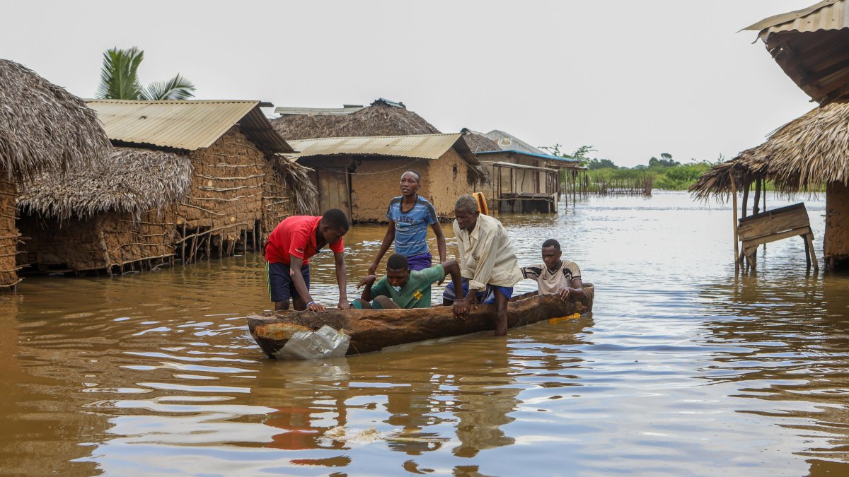 Habitantes de una aldea Keniata se desplazan en barca debido a las inundaciones relacionadas con el fenómeno de El Niño.