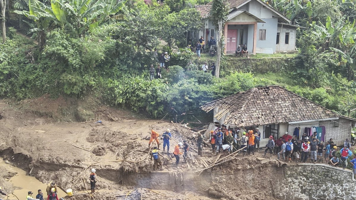 Los equipos de rescate tratan de localizar a los desaparecidos entre las montañas de escombros dejadas por la avalancha que golpeó decenas de casas.