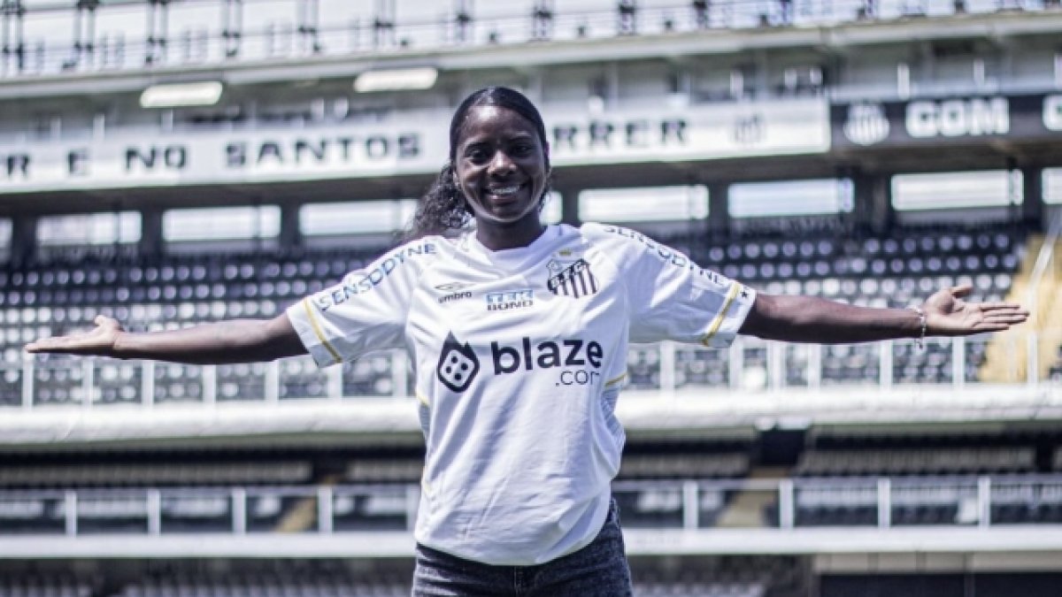 La jugadora ecuatoriana Nicole Charcopa fue suplente en la derrota del Santos Femenino