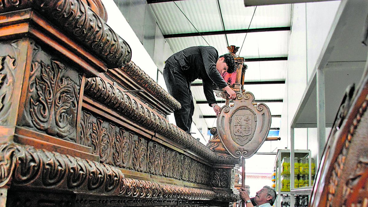 1. Religión. Ángel junto a su nieto forman parte de la comisión de andas, dejan listo para que un día previo a la procesión le decoran con rosas