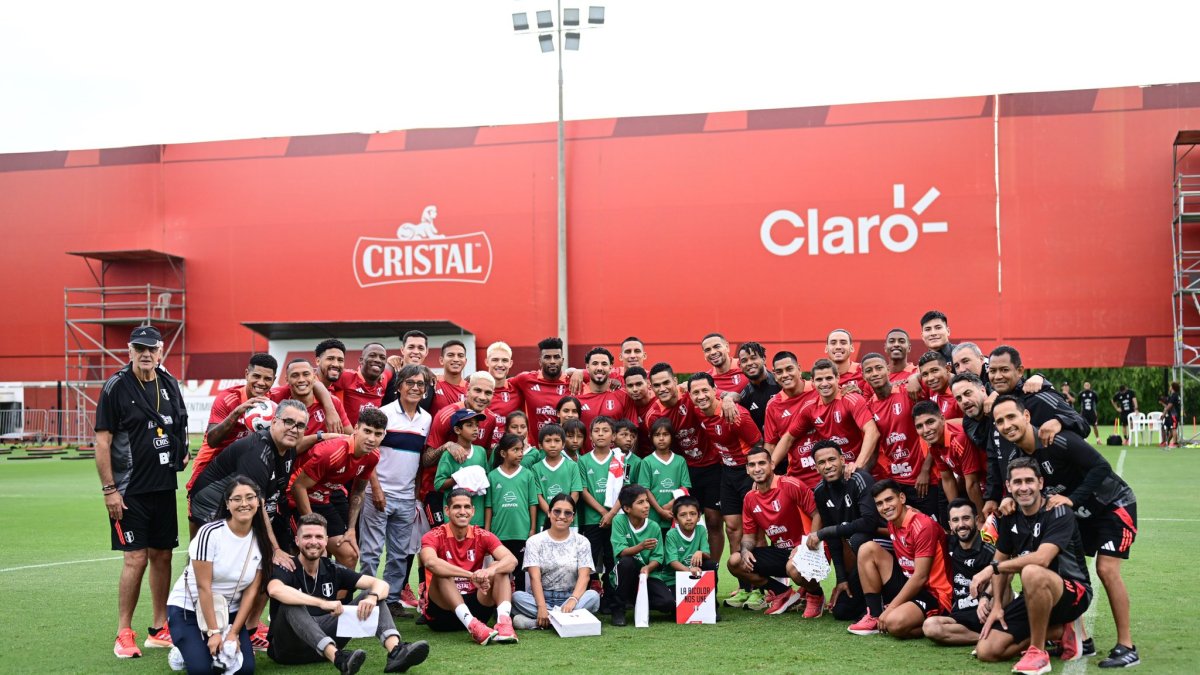 Jorge Fossati (i) junto a toda la plantilla emocionada tras la visita de niños de una fundación en Perú.