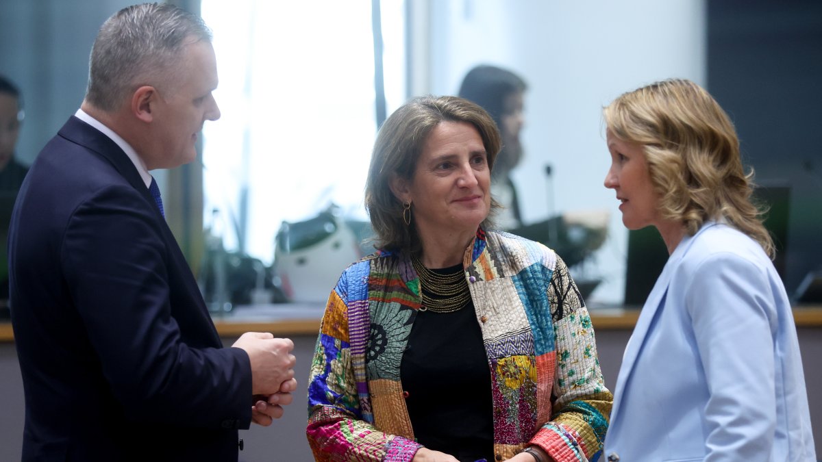 El ministro de Medioambientede Eslovenia, Bojan Kumer, la ministra de Transición Ecológica de España, Teresa Ribera, y la ministra alemana Steffi Lemke, en la reunión de ministros en Bruselas