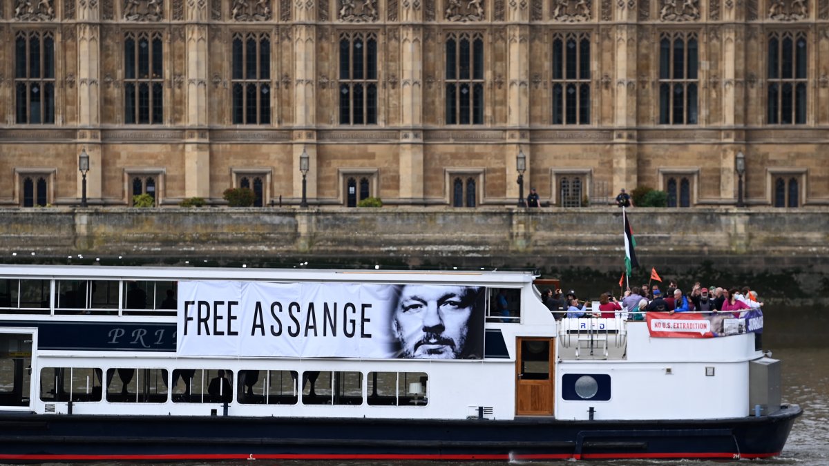 Una embarcación exhibe una cartel con el rostro de Julian Assange, que lleva casi 14 años de cautiverio en Inglaterra sin haber sido condenado por ningún delito.