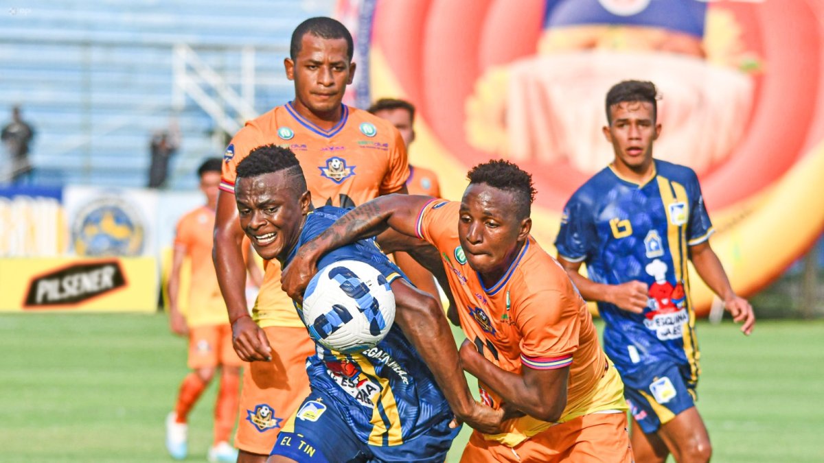 Jugadores de Libertad y Delfín en plena disputa durante una jugada en el Jocay de Manta