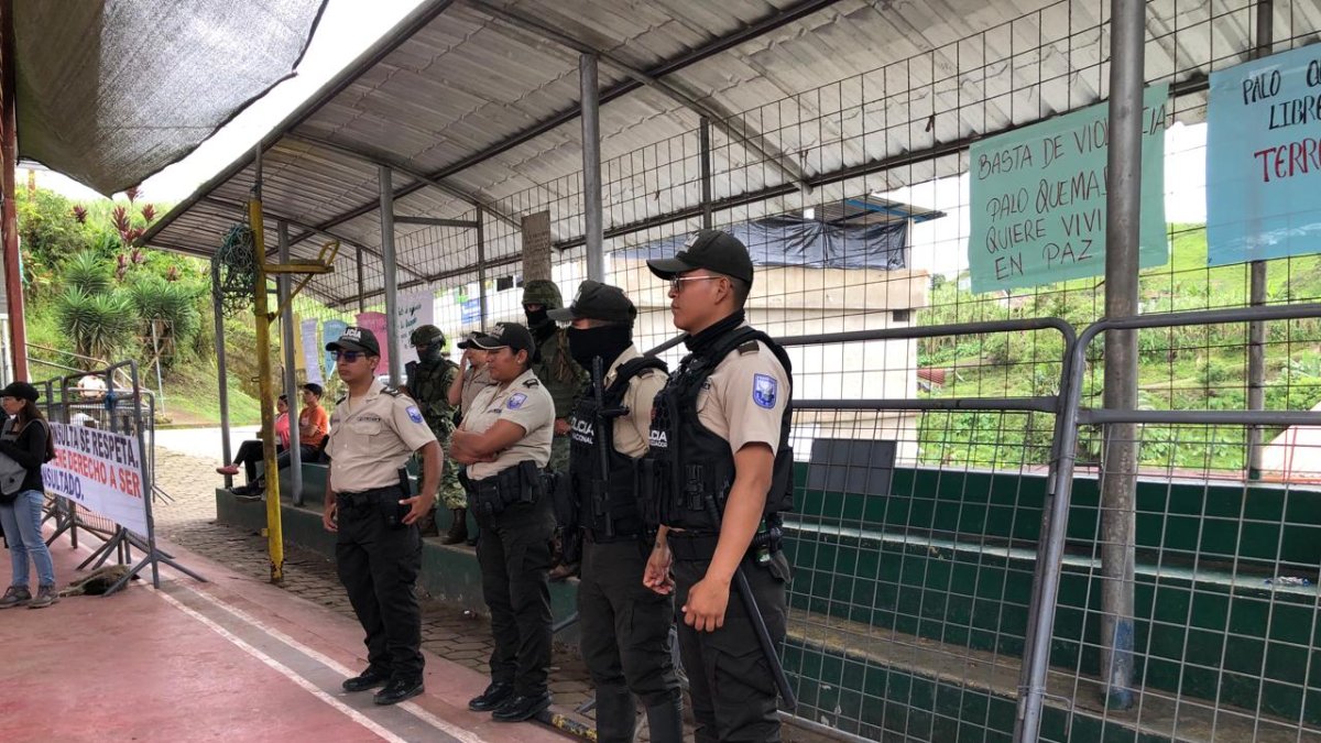 La consulta ambiental se desarrolla con resguardo policial y militar en Palo Quemado.