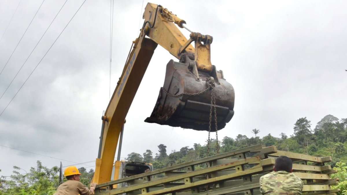 Trabajos. Partes del puente que será instalado en paso de vía Alóag.