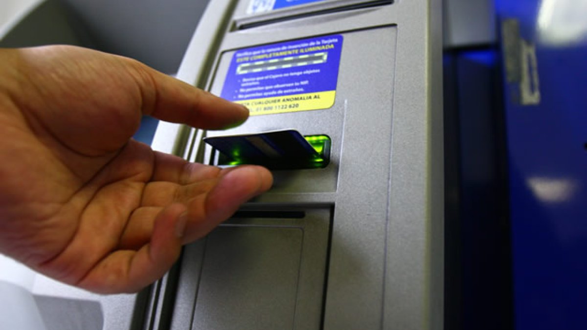 Transacción.- Una persona utiliza un cajero automático.