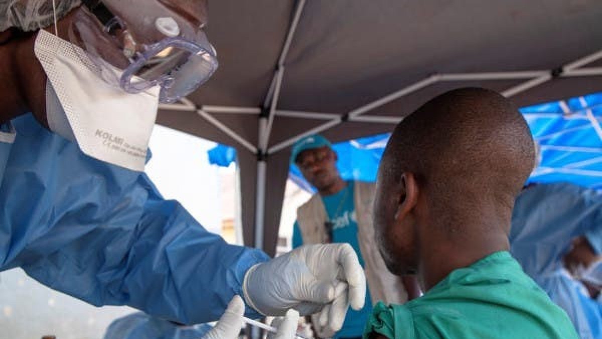 Personal médico vacuna a un ciudadano como medida de prevención contra el ébola en Beni, República Democrática del Congo.