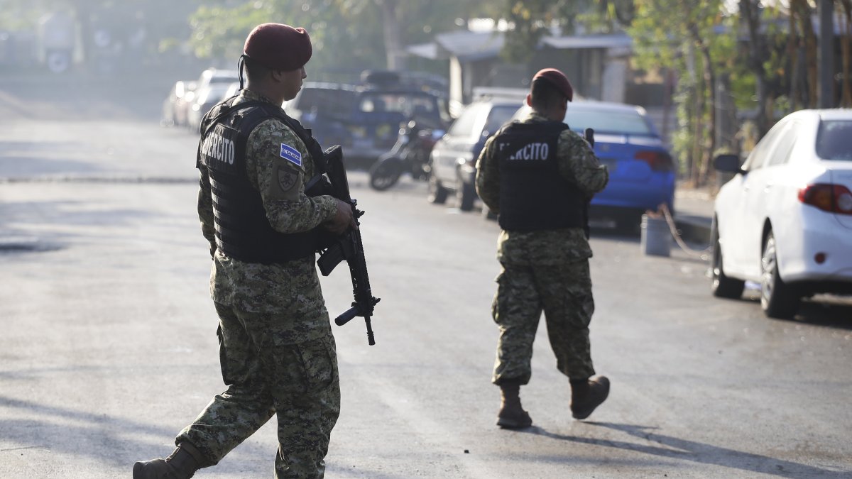 Soldados patrullan el 19 de marzo de 2024 en una calle del Reparto La Campanera, uno de los barrios que registraba mayor presencia de pandillas, en Soyapango (El Salvador).