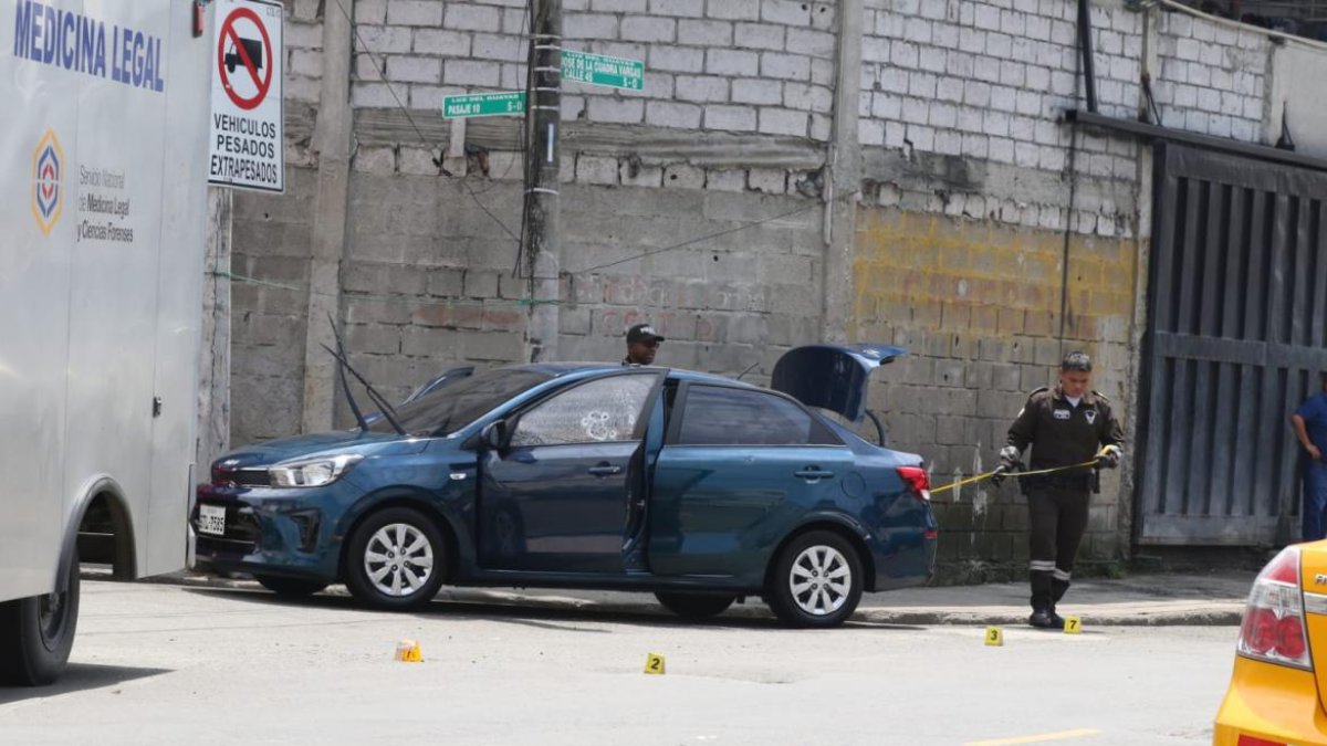 En la ventana del conductor quedaron varios orificios a causa de los disparos