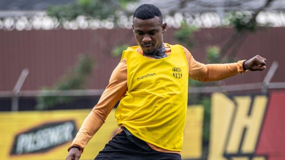 El volante Dixon Arroyo no cumplió con su jornada regular de entrenamiento con Barcelona.