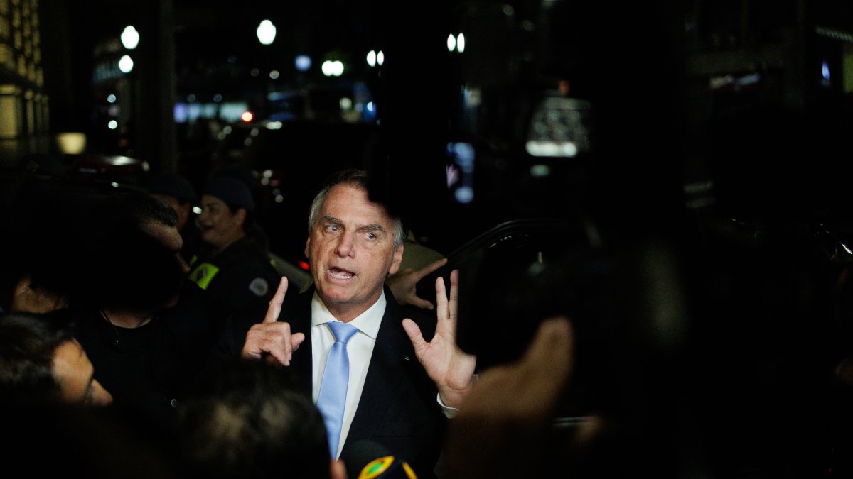 El expresidente Jair Bolsonaro habla con la prensa después de la ceremonia en la que la ex primera dama recibió el título de ciudadana por los servicios prestados a la ciudad de São Paulo (Brasil).