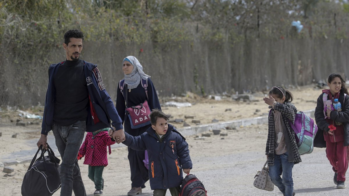 Palestinos desplazados internos,cargan sus pertenencias después de que el ejército israelí pidiera a los residentes de Jan Yunis y se dirigieran a campamentos en Rafah.