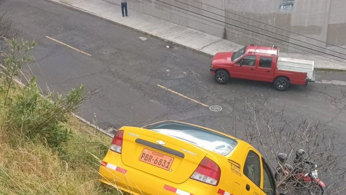 El taxi cayó por una pendiente, frente al estadio de Liga, en el norte de Quito.