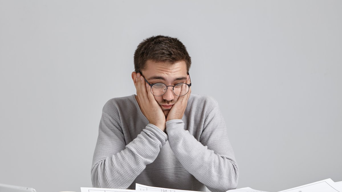 Procrastinar es el hábito de postergar las tareas hasta el último momento.