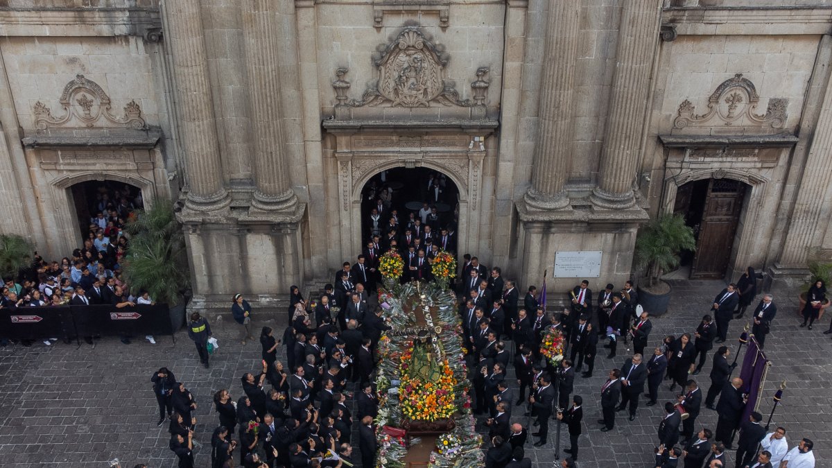 Creyentes participan en la procesión de 'La Reseña de Jesús' que recorrió las principales calles este martes 26 de marzo de 2024, en Ciudad de Guatemala (Guatemala).