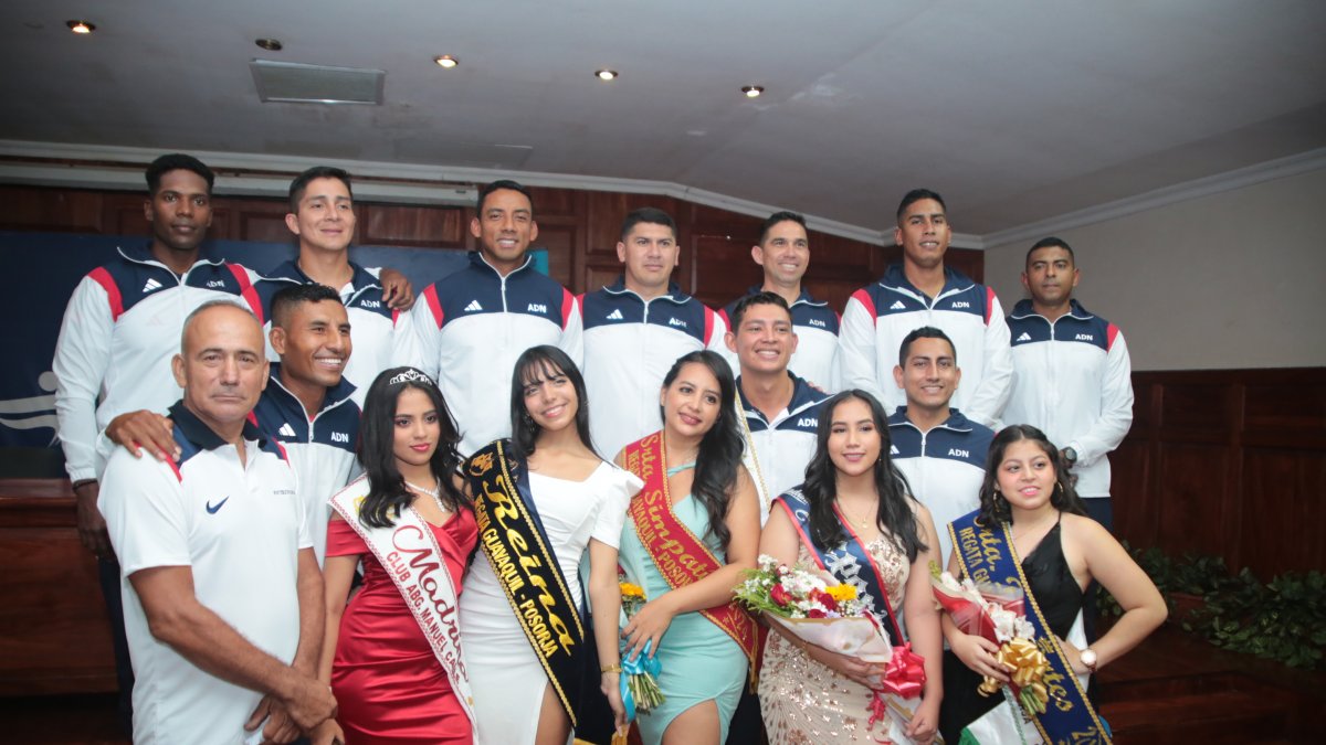 Remeros de ADN, madrinas y las reinas electas durante la presentación oficial ayer de la competencia, que será este viernes 29 de marzo.