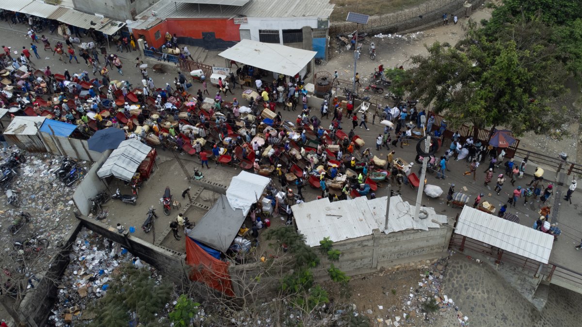 Haitianos esperan en el paso de Oaunaminthe (Haití), para cruzar la frontera y abastecerse de productos, principalmente alimentos, en el Mercado Binacional en Dajabón (República Dominicana).