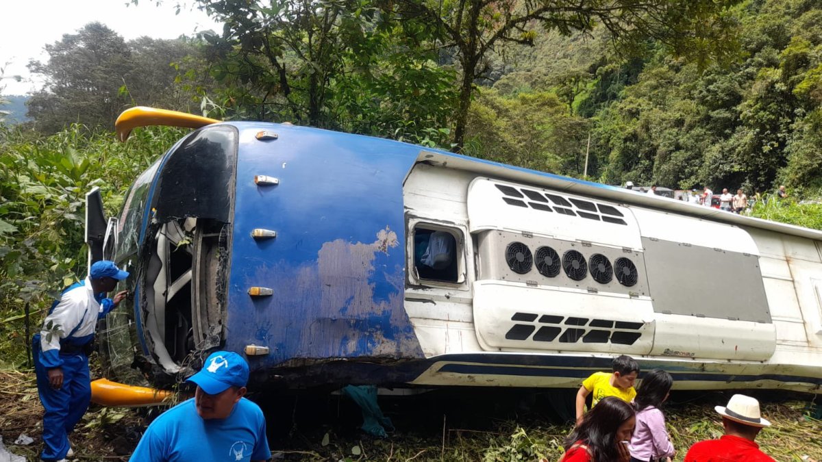 El bus interprovincial cayó a un abismo, cuando circulaba por la vía Alóag- Santo Domingo.
