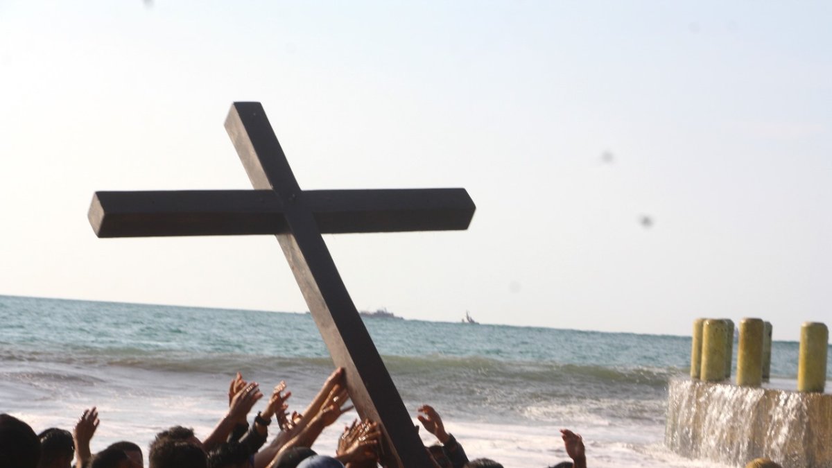 La tradición del Baño de la Cruz en Ballenita empezó desde el martes 6 de abril de 1971.