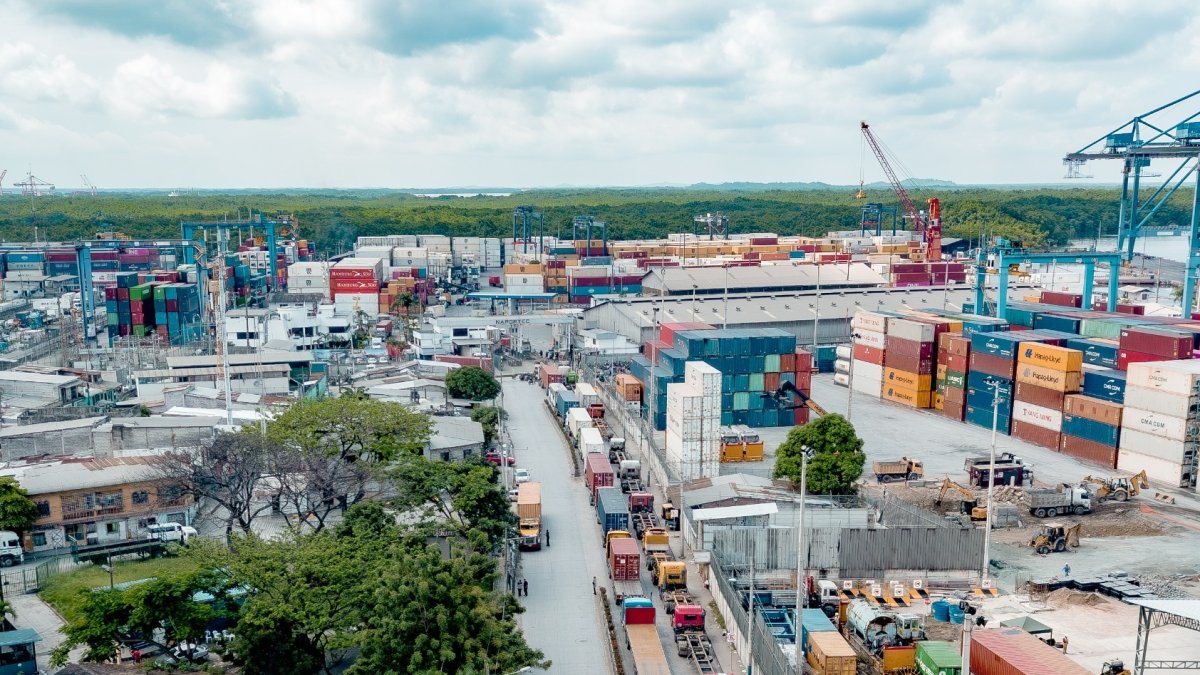 Terminal.- La larga fila de transportes que se forman al ingreso de los puertos que quedan en la Isla Trinitaria.