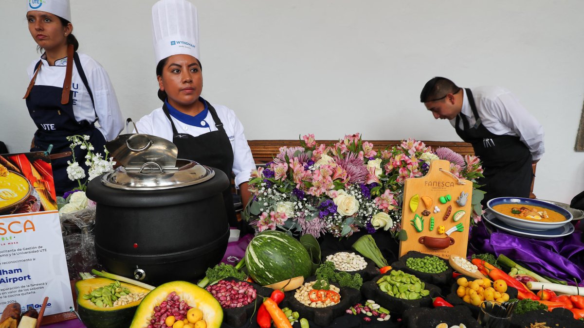 Fotografía de cocineros que preparan una sopa tradicional de pescado que se acostumbra a elaborar en semana santa con doce ingredientes, entre los que destacan granos andinos como el choclo, entre otras variedades de maíz, el 21 de marzo de 2024, en Quito (Ecuador).