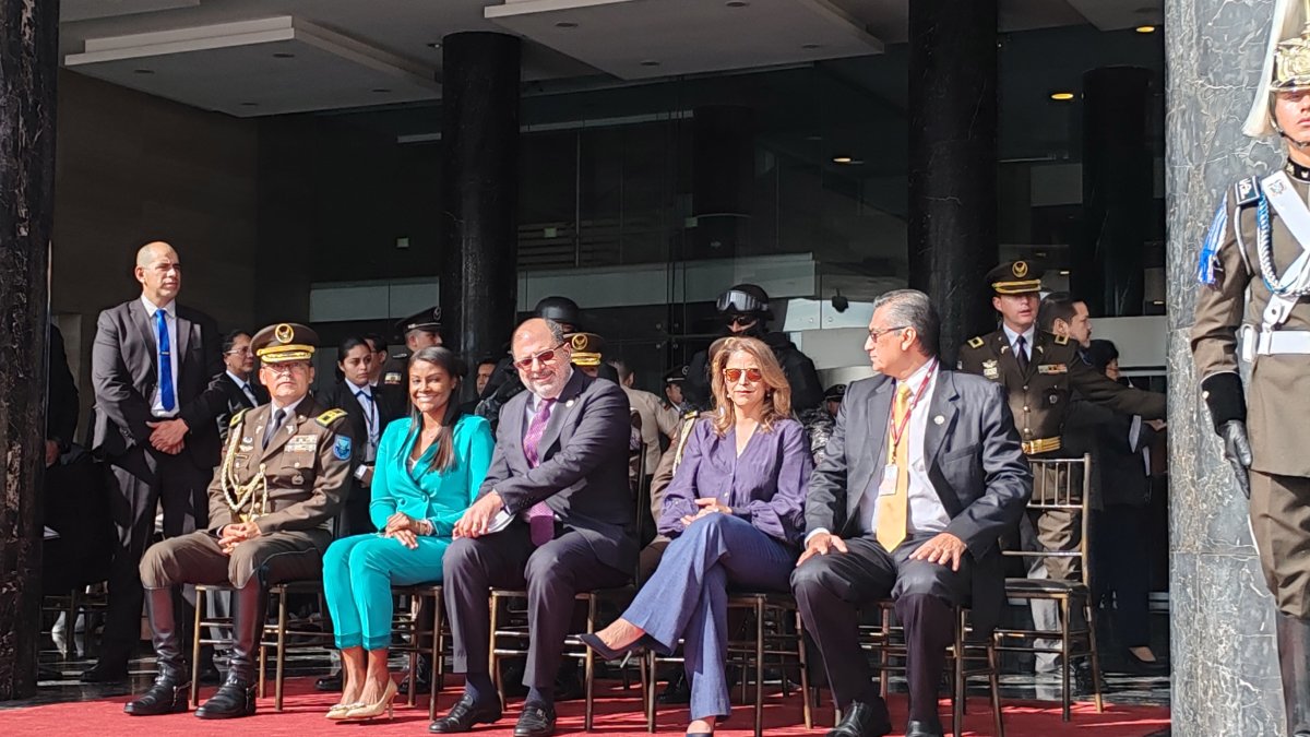 La fiscal Diana Salazar en la ceremonia castrense del relevo de guardia en la Asamblea Nacional