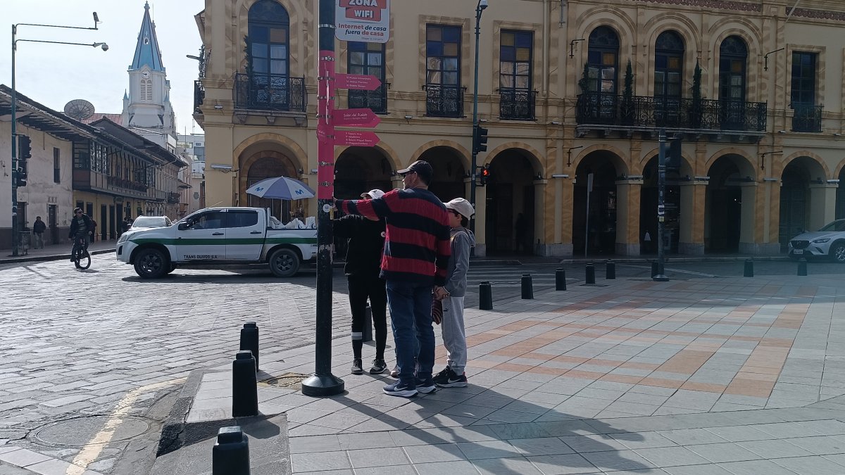 Grupos de turistas buscan diferentes actividades para conocer la ciudad.