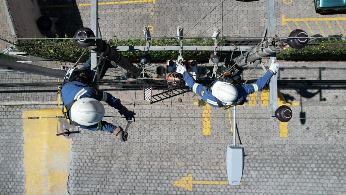 La Empresa Eléctrica Quito dijo que sus trabajadores verificarán las fallas que se presentan en distintos sectores de la capital.