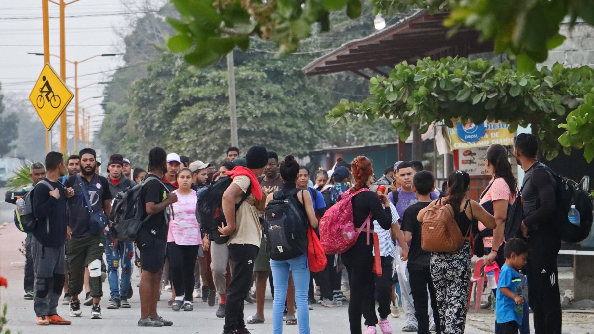 Migrantes se reúnen cerca del paso del Coyote, principal acceso de para entrar a México, en Ciudad Hidalgo, estado de Chiapas (México).
