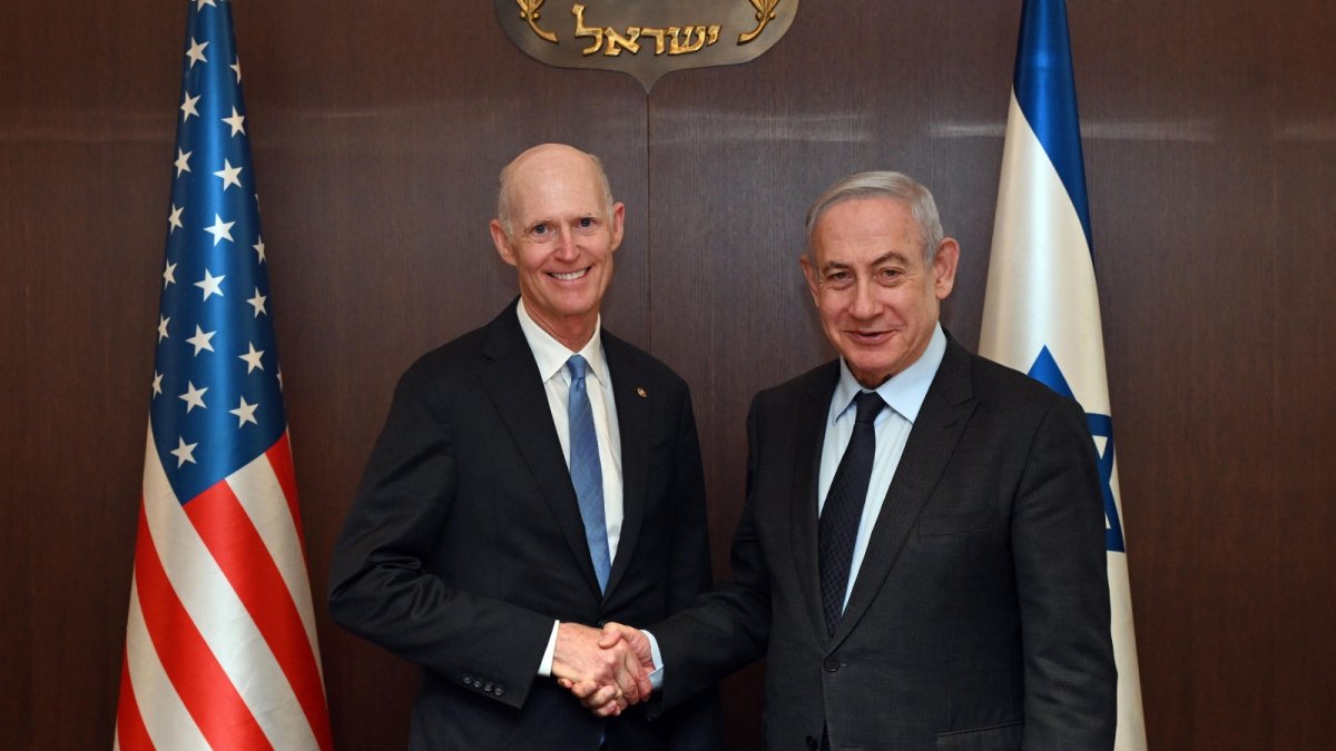 El primer ministro israelí, Benjamín Netanyahu (d), en una reunión con el senador estadounidense Rick Scott, de visita en Israel.