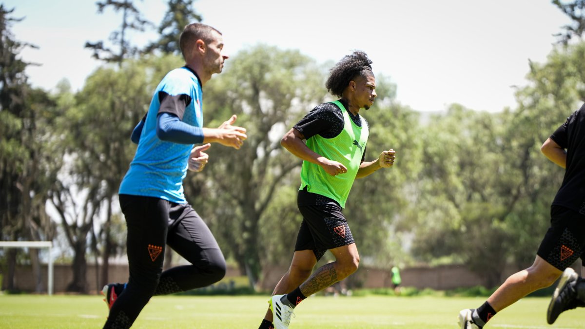 Marco Angulo (C) integrará lista de convocados por el DT Alcácer.